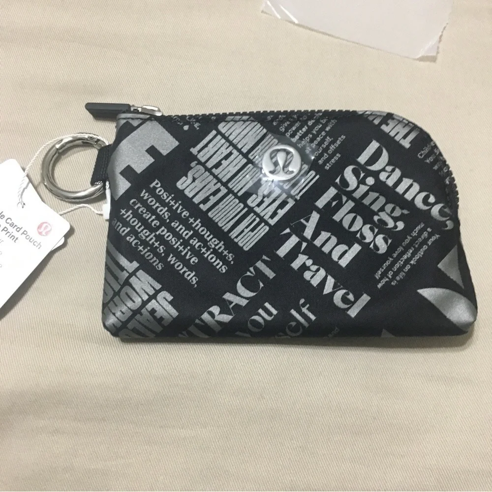 Lululemon Clippable Card Pouch Manifesto Print black / gray